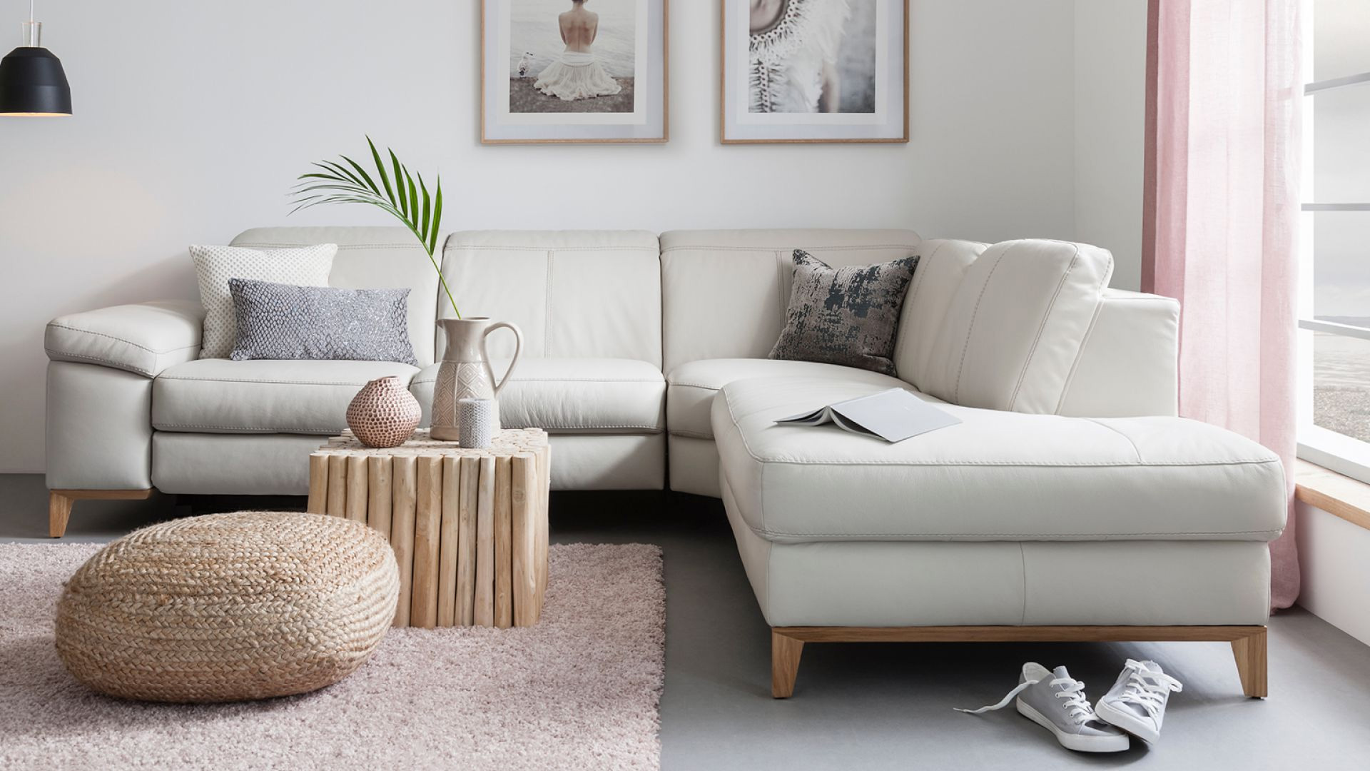 Zadbana biała sofa wypoczynkowa